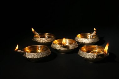 Diwali diyas veya kil lambalar koyu arka plan üzerinde