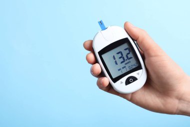 Dijital Şeker Ölçüm renk arka plan üzerinde tutan kadın. Diyabet kavramı