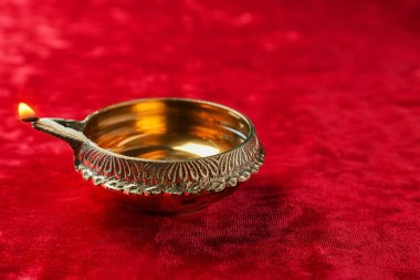Diwali diya veya kil lamba kırmızı kumaş üzerine