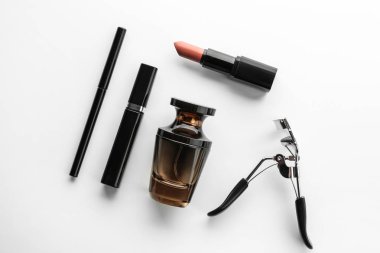 Parfüm ve kozmetik ürünleri beyaz arka plan üzerinde şişe