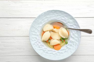 Ahşap masa üzerinde köfte ile lezzetli et suyu