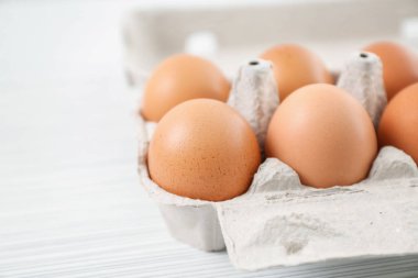 Tavuk yumurtası masada paketiyle