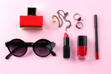 Şişe parfüm, Aksesuar ve kozmetik ürünleri renk arka plan üzerinde