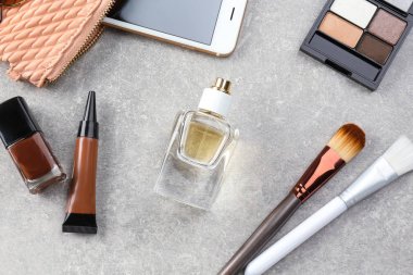 Açık renkli parfüm, smartphone ve kozmetik ürünlerde şişe