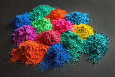 Holi Festivali koyu arka plan üzerinde renkli tozlar