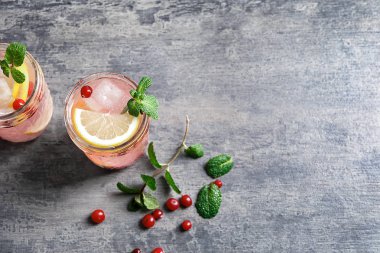 Nane ve masada kavanozlara meyveleri lezzetli limonata