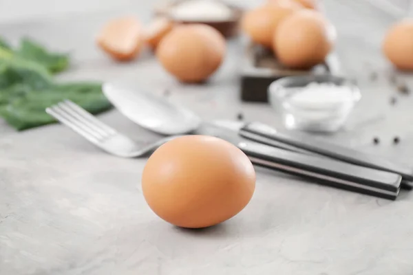 Huevo de pollo en la mesa — Foto de Stock