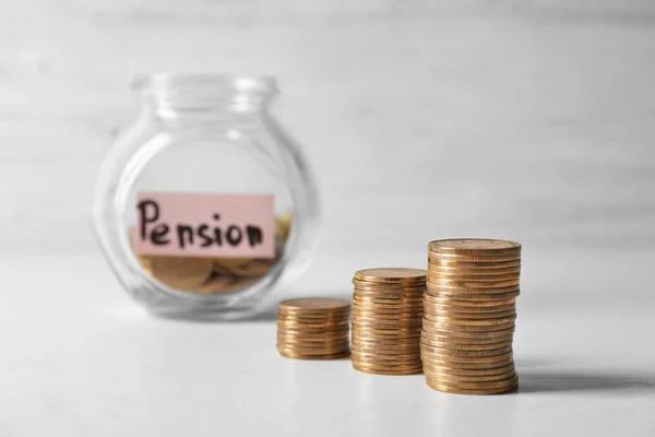 Montones de monedas en la mesa. Planificación de pensiones — Foto de Stock