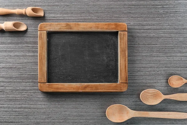 Tableau et ustensiles de cuisine sur fond en bois. Cours de maître de cuisine — Photo