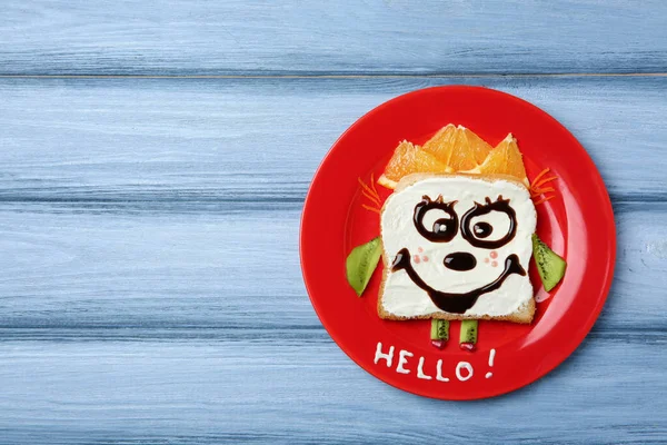 Kreatives Frühstück für Kinder auf Holzboden, von oben — Stockfoto