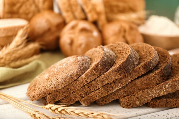 Kromki chleba żytniego na stole — Zdjęcie stockowe