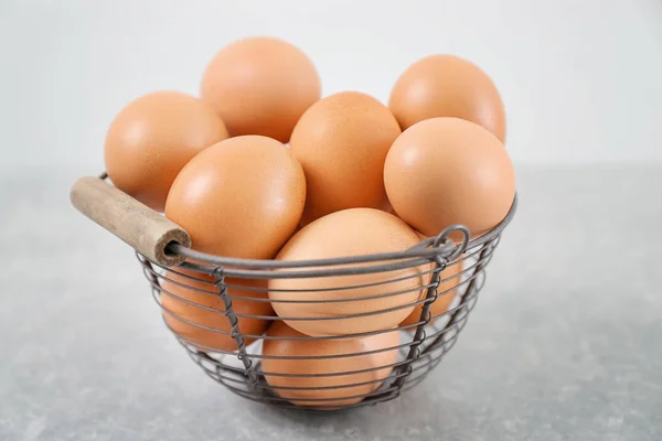 Kovový koš s Kuřecí vejce na stole — Stock fotografie