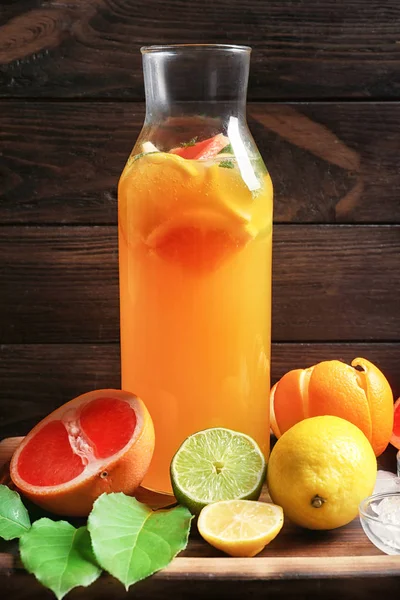 Leckere Limonade mit Zitrusfrüchten in der Flasche auf dem Tisch — Stockfoto