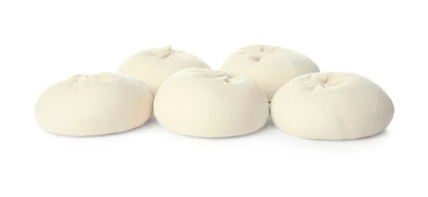 Ruwe Bapao dumplings op witte achtergrond — Stockfoto