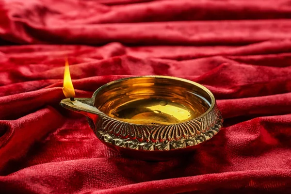 Diwali diya или глиняная лампа на красной ткани — стоковое фото