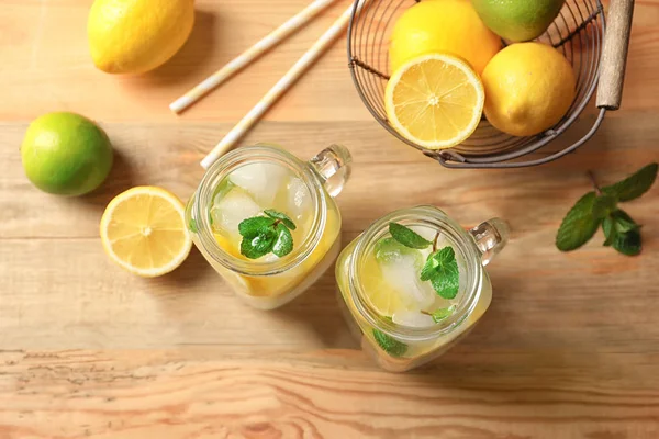 Gustosa limonata con menta in vasetti di muratore sul tavolo — Foto Stock
