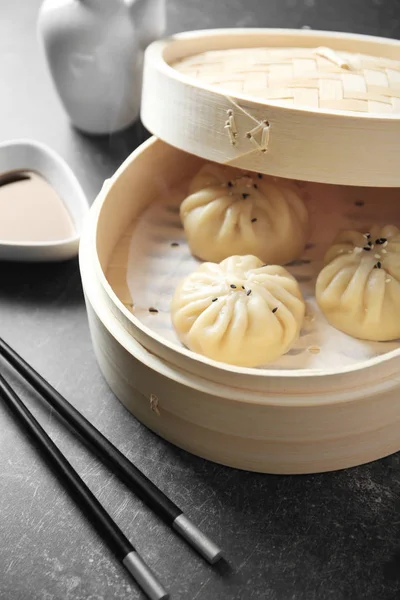 Vapor de bambú con albóndigas baozi en la mesa — Foto de Stock