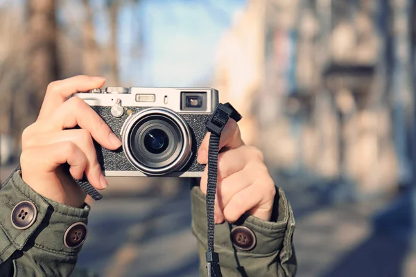 Fotografo femminile con macchina fotografica all'aperto — Foto Stock
