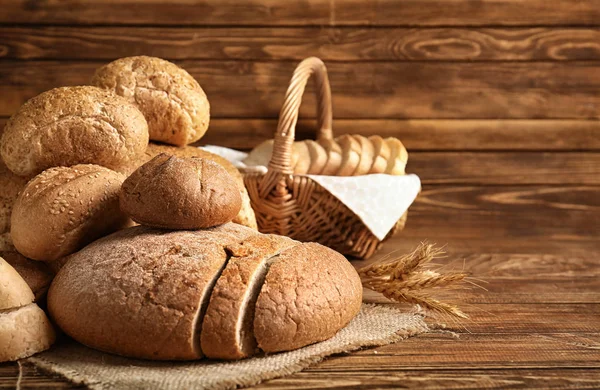 Frissen sült kenyér a termékek tábla — Stock Fotó