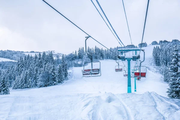 Ski lift at snowy resort in mountains — Stock Photo, Image