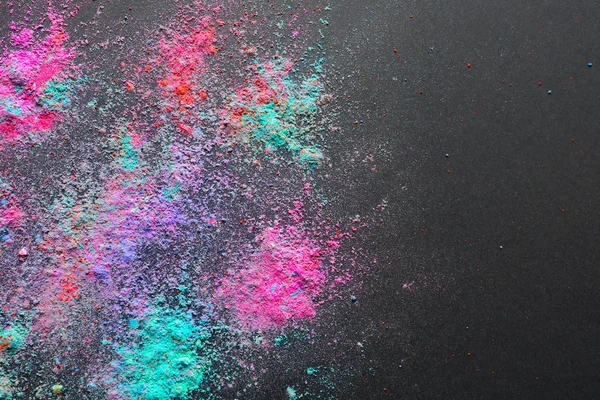 Holi Festivali koyu arka plan üzerinde renkli tozlar — Stok fotoğraf