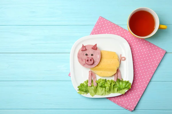 Creative snídaně pro děti na dřevěné pozadí, pohled shora — Stock fotografie