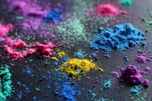 Pulberi colorate pentru festivalul Holi pe fundal întunecat — Fotografie, imagine de stoc