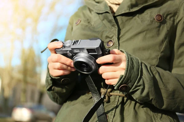 Жіночий фотограф з камерою на відкритому повітрі — стокове фото