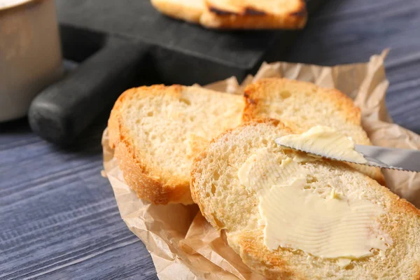 Sabroso pan tostado y mantequilla en la mesa, primer plano — Foto de Stock