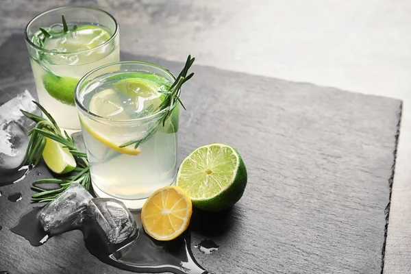 Sabrosa limonada con lima en vasos sobre mesa — Foto de Stock