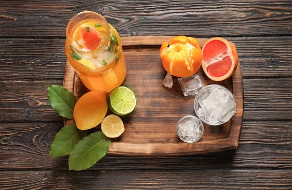 テーブルの上の瓶に柑橘系の果物をおいしいレモネード — ストック写真