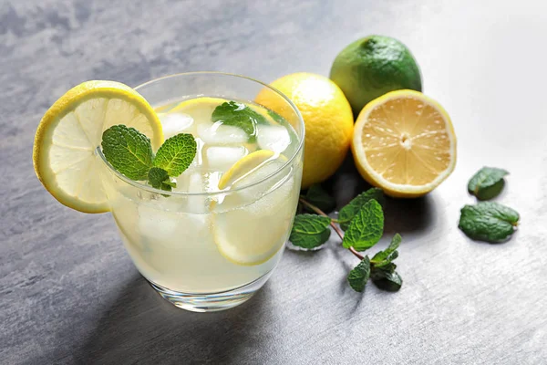 Sabrosa limonada con menta en vaso sobre mesa —  Fotos de Stock