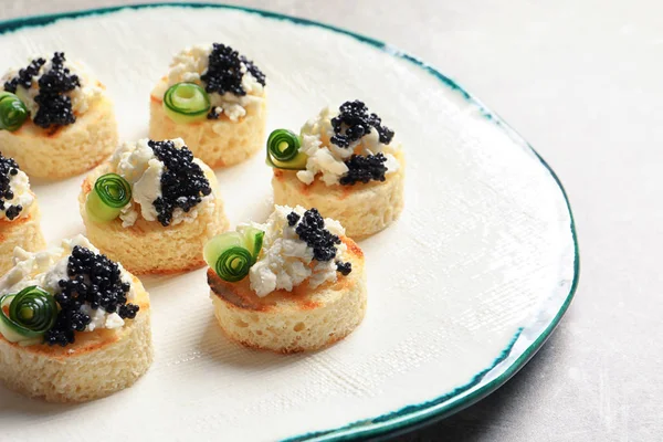 Välsmakande svart kaviar förrätt på tallrik — Stockfoto