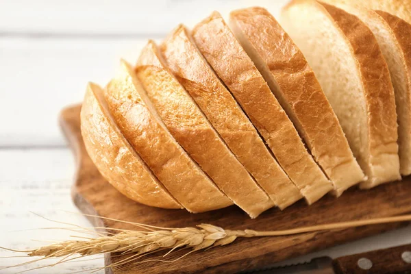 Tavola di legno con pane a fette sul tavolo — Foto Stock