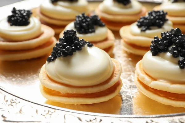 Deliziose tartine con caviale nero su vassoio di metallo, primo piano — Foto Stock