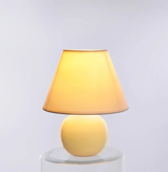 Stijlvolle tafellamp op lichte achtergrond — Stockfoto