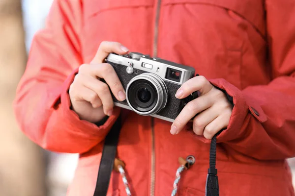 Vrouwelijke fotograaf met de camera buiten — Stockfoto