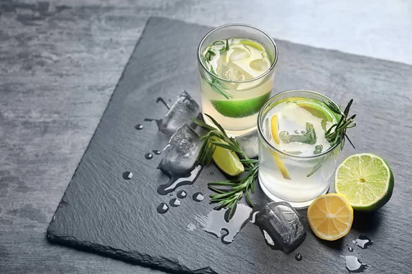 Gustosa limonata con lime in bicchieri sul tavolo — Foto Stock