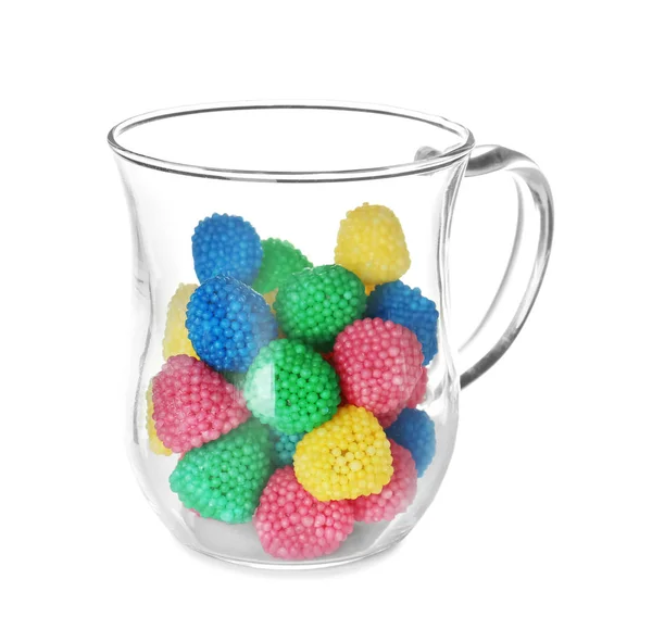 Стеклянная чашка с красочными конфетками на белом фоне — стоковое фото