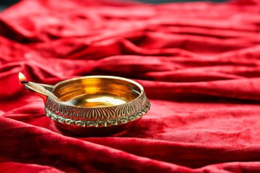 Diwali diya veya kil lamba kırmızı kumaş üzerine