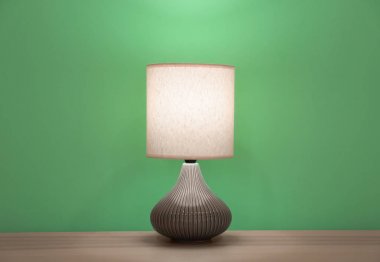 Renk duvara karşı masada şık lamba