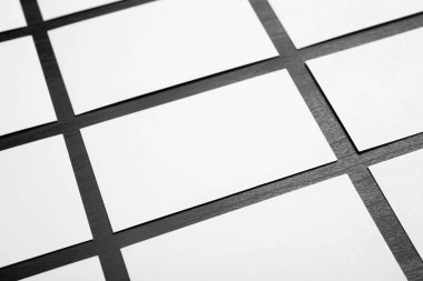 tarjetas en blanco sobre fondo gris