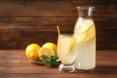 Masada cam buz ile lezzetli limonata