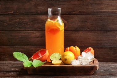 Narenciye şişe tablo ile lezzetli limonata