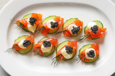 Plaka üzerinde siyah havyar ile leziz kanepeler