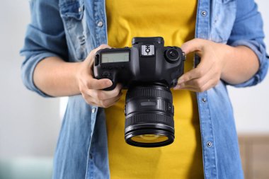 Kadın fotoğrafçı holding kamera kapalı