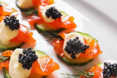 Plaka, closeup üzerinde siyah havyar ile leziz kanepeler