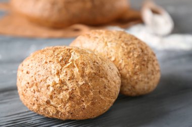 Ahşap masa üzerinde taze lezzetli çörekler