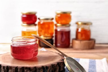 Kavanoz ve tatlı kaşıkla stump üzerinde reçel