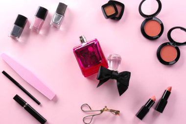 Parfüm ve kozmetik ürünleri renk arka plan üzerinde şişe